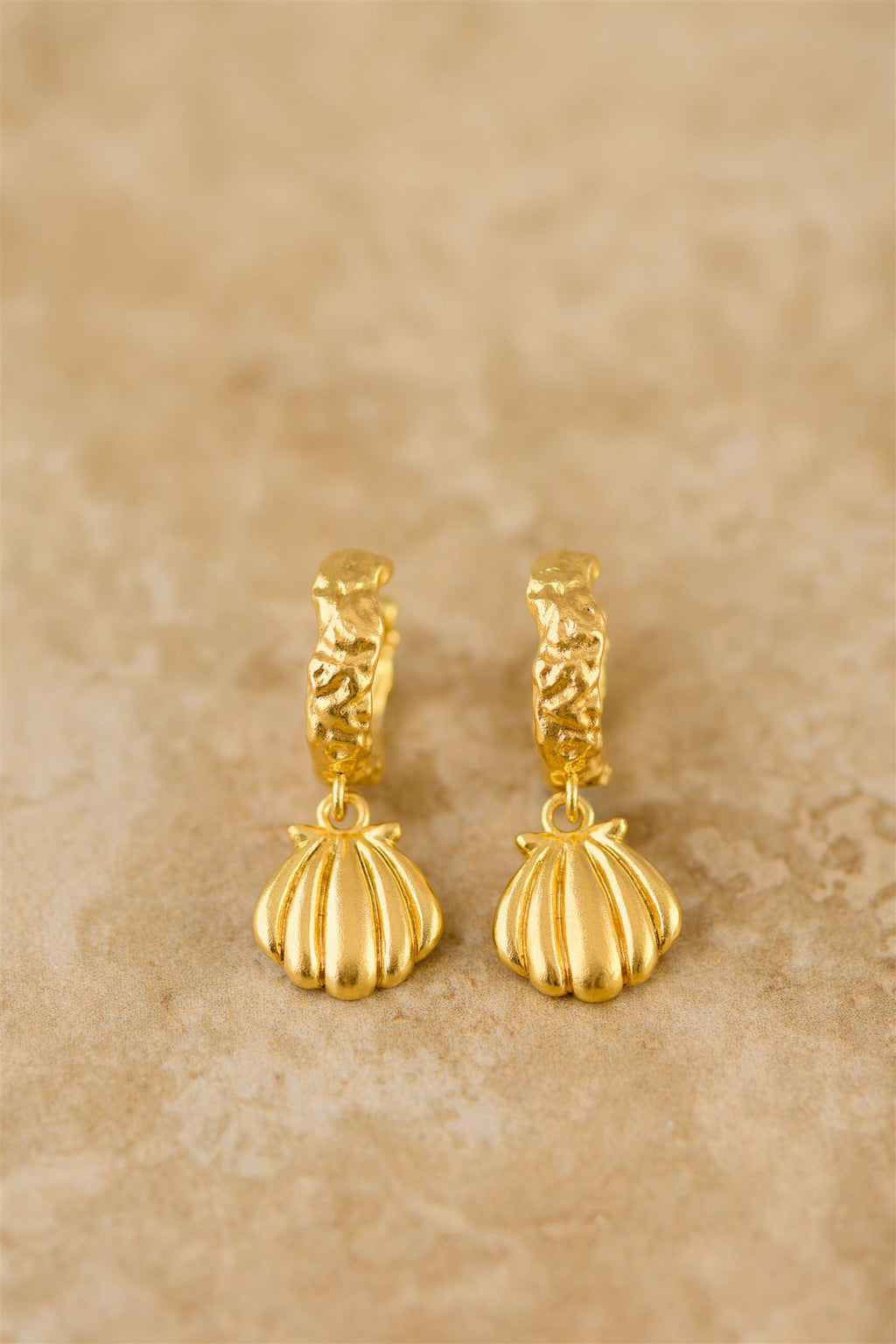 indigo & wolfe - kai shell earrings - gold